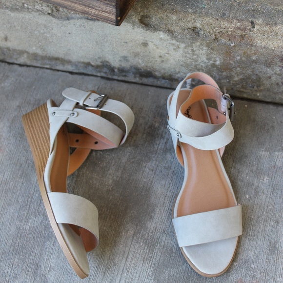 🚨LAST PAIR!!//The Jene// Light grey Stappy Sandal - Picture 4 of 4